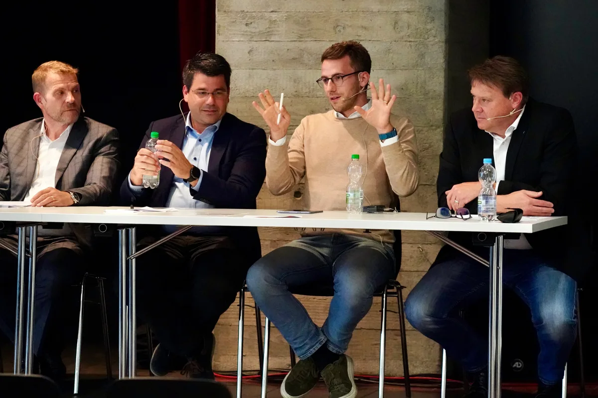 Nationalrat Andri Silberschmidt (Zweiter von rechts) stuft das Stromversorgungsgesetz als konsequent ein. Drei Politiker, zwei Fachexperten und zwei Streithähne erörterten ihre Positionen.
